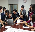 동기유발 참가학생들이 컴퓨터로 자료를 찾고 있는 사진